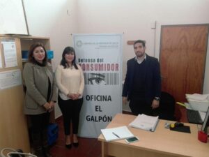 (FOTO DE ARCHIVO) El delegado de Defensa del Consumidor Cristian Quiquinto y su equipo de trabajo en la oficina ubicada en la municipalidad de El Galpón.