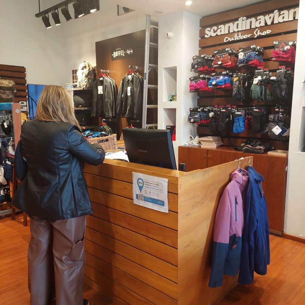 Comercio sin el cartel que debe indicar la disponibilidad del libro de reclamos en linea de caja.